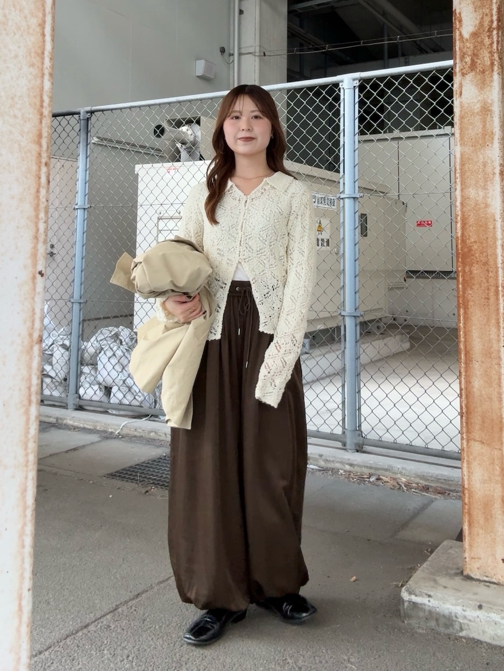 ベージュ系のその他アウター、ホワイト系のニット/セーター、グリーン系のその他パンツを着用したレディースの冬コーディネートの2枚目の写真