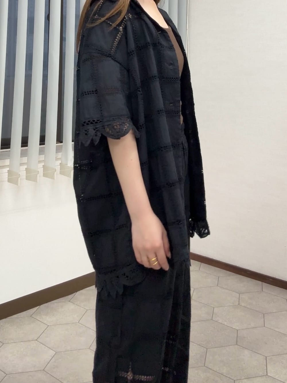 ブラック系のシャツ/ブラウス、ブラウン系のキャミソール、ブラック系のその他パンツを着用したレディースの夏コーディネートの4枚目の写真