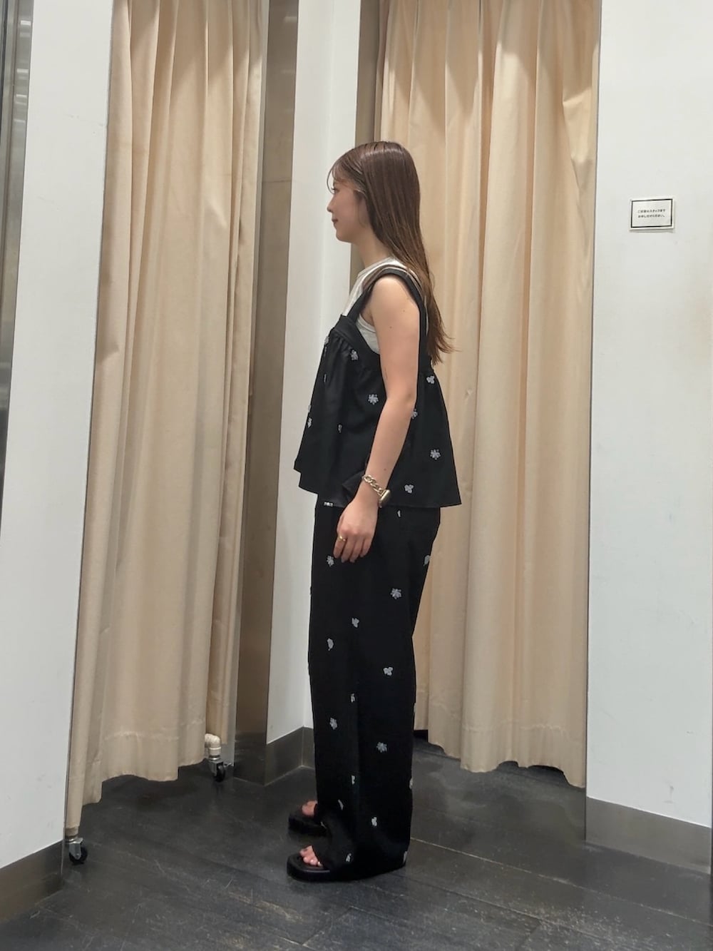 ベージュ系のタンクトップ、ブラック系のシャツ/ブラウス、ブラック系のその他パンツを着用したレディースの夏コーディネートの2枚目の写真