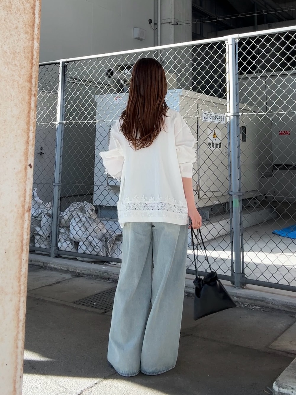 ホワイト系のシャツ/ブラウス、ブラック系のショルダーバッグ、レッド系のネックレスを着用したレディースの春コーディネートの3枚目の写真