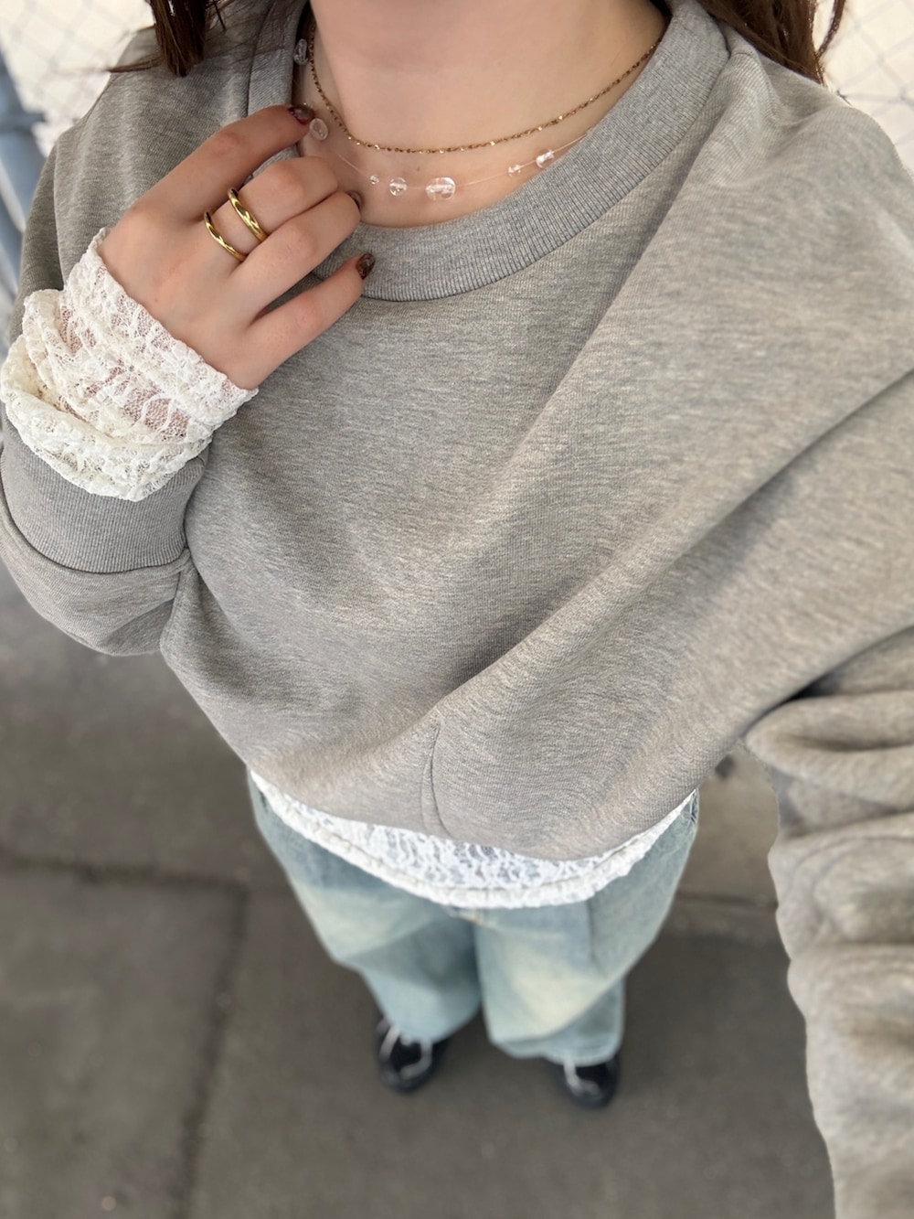 ベージュ系のスウェット、ホワイト系のTシャツ/カットソー、ブルー系のデニムパンツを着用したレディースの冬コーディネートの4枚目の写真