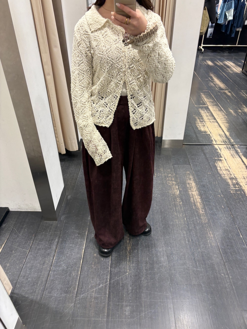 ホワイト系のニット/セーター、ホワイト系のTシャツ/カットソー、レッド系のその他パンツを着用したレディースの冬コーディネートの2枚目の写真