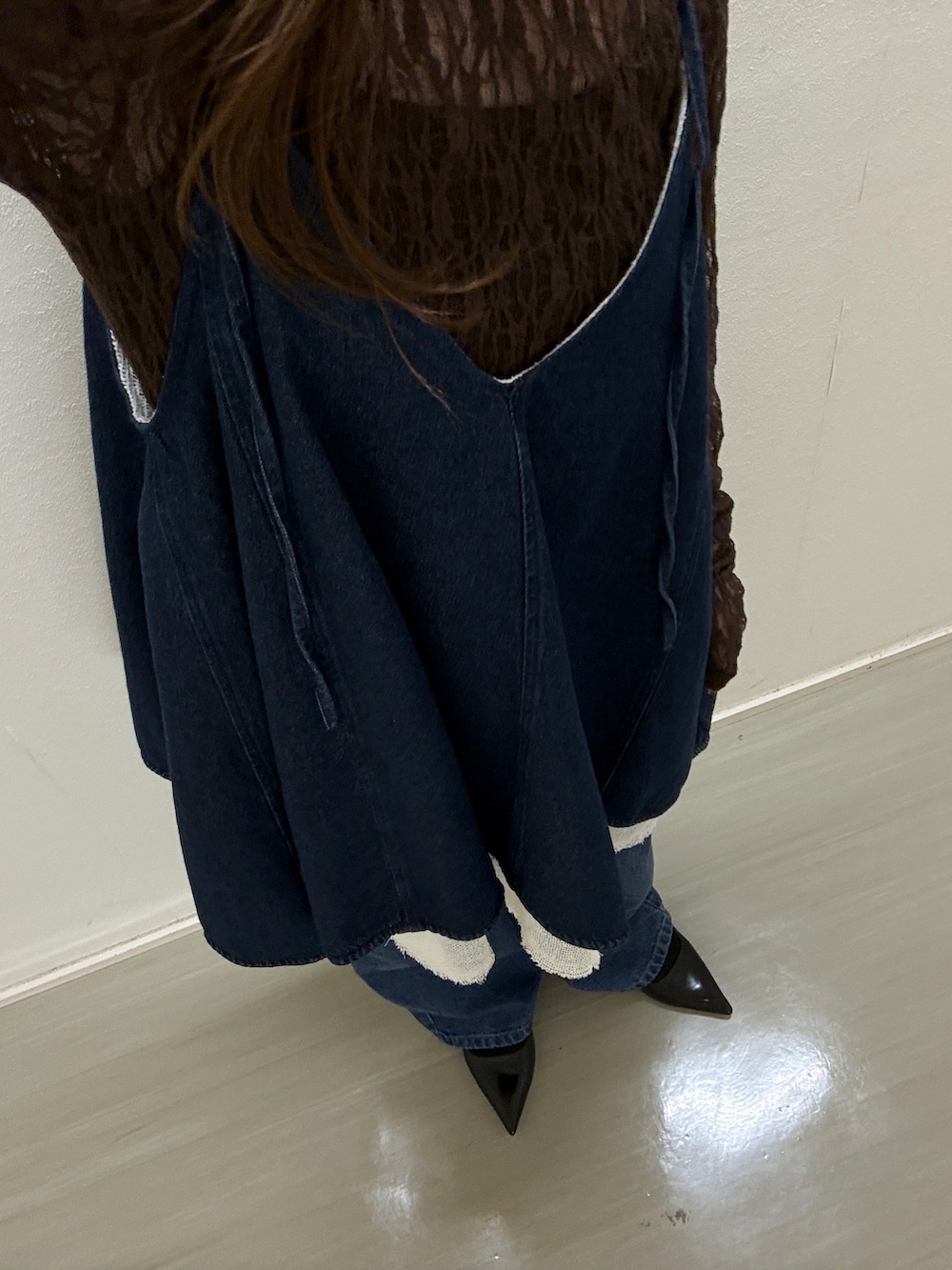 ブラウン系のTシャツ/カットソー、ブルー系のワンピース、ブルー系のデニムパンツを着用したレディースの春コーディネートの4枚目の写真