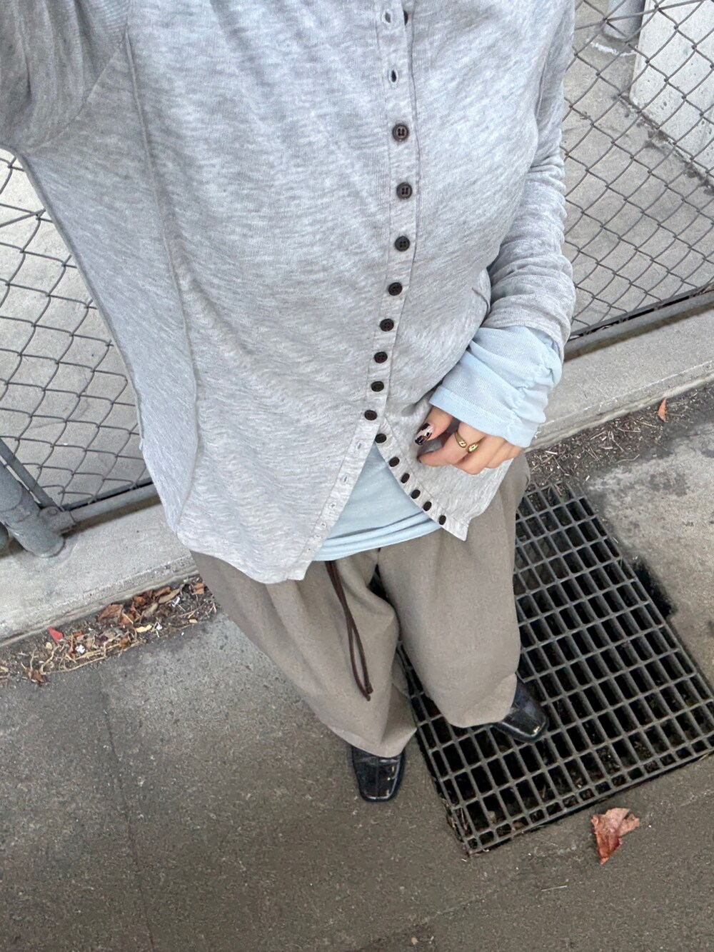 グレー系のTシャツ/カットソー、グレー系のその他パンツ、ブラック系のその他シューズを着用したレディースの冬コーディネートの5枚目の写真