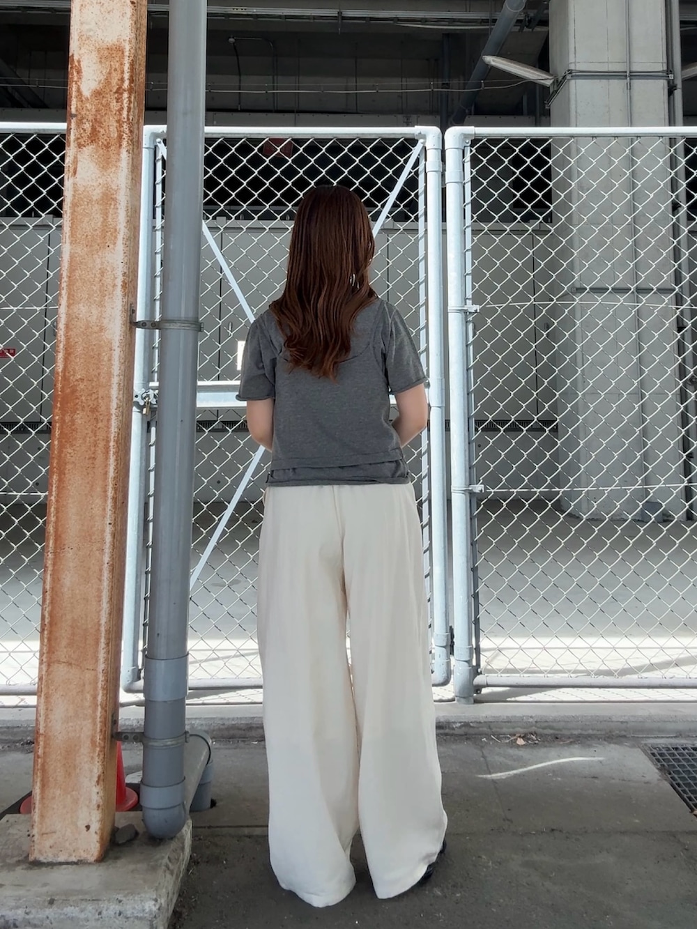 グレー系のカーディガン/ボレロ、ホワイト系のその他パンツを着用したレディースの春コーディネートの3枚目の写真