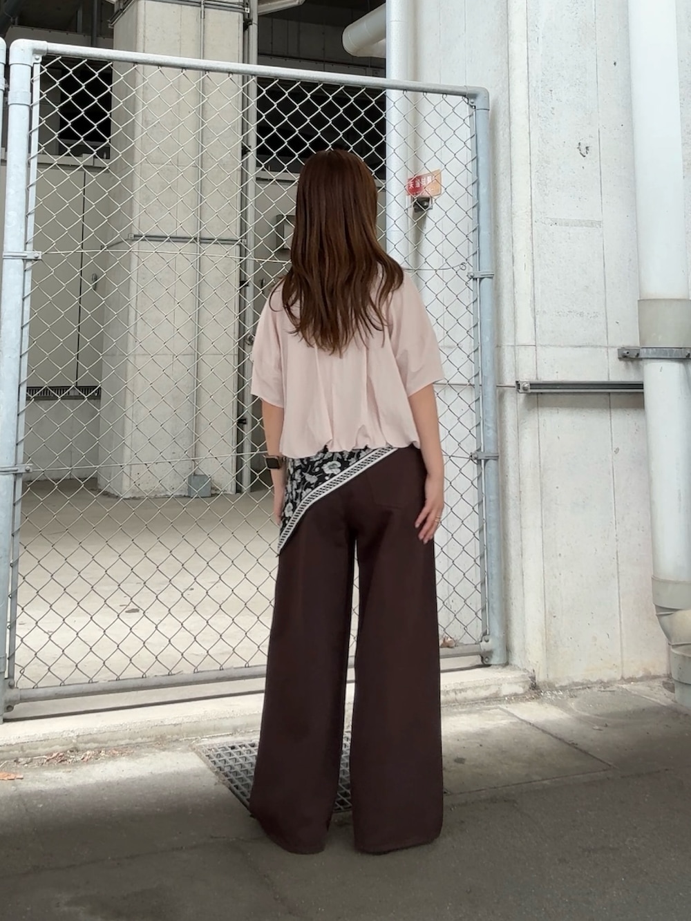 ピンク系のシャツ/ブラウス、ブラウン系のその他パンツ、ブルー系のバンダナ/スカーフを着用したレディースの春コーディネートの3枚目の写真