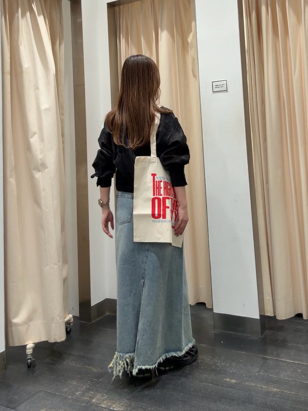 ブラック系のシャツ/ブラウス、ブルー系のスカートを着用したレディースの春コーディネートの3枚目の写真