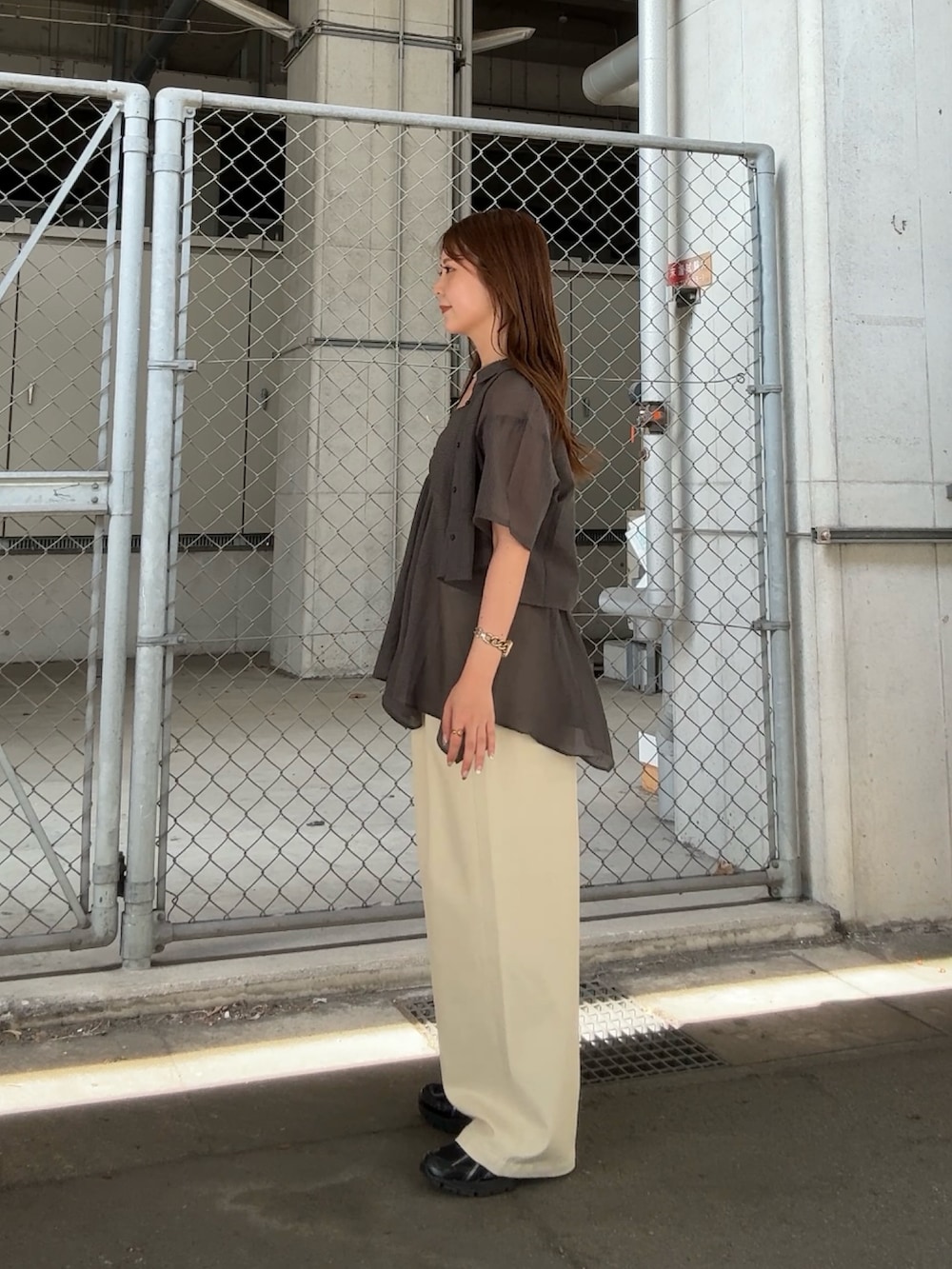 グレー系のシャツ/ブラウス、ベージュ系のその他パンツ、ホワイト系のネックレスを着用したレディースの夏コーディネートの2枚目の写真