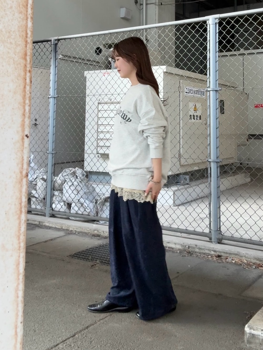 ベージュ系のキャミソール、ブルー系のその他パンツを着用したレディースの冬コーディネートの2枚目の写真