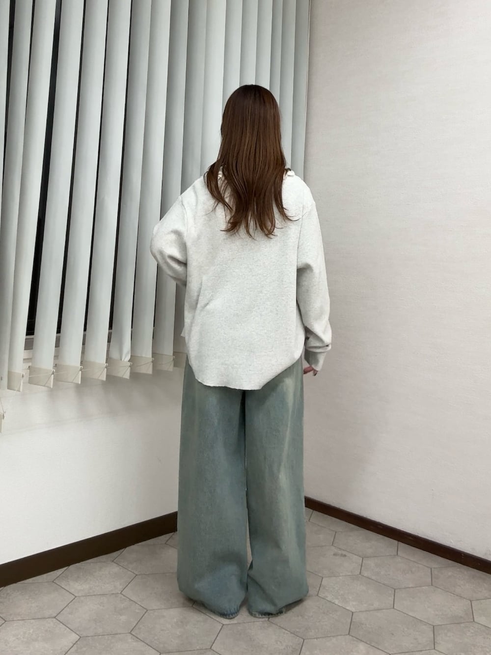 ベージュ系のTシャツ/カットソー、ブルー系のデニムパンツ、ブラウン系のローファーを着用したレディースの春コーディネートの3枚目の写真