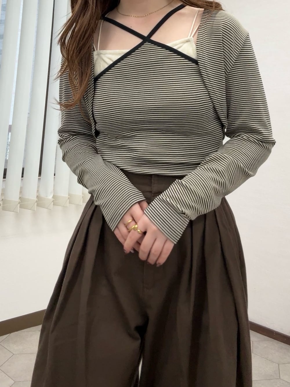 ベージュ系のキャミソール、ブラウン系のその他パンツ、ブラック系のその他シューズを着用したレディースの春コーディネートの4枚目の写真