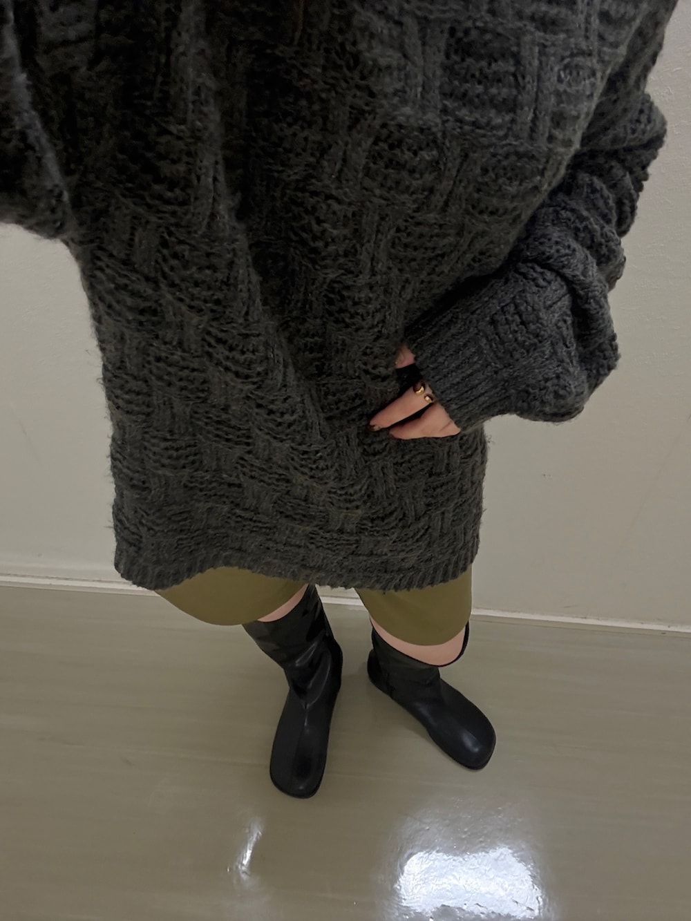 グレー系のニット/セーター、グリーン系のその他パンツ、ブラック系のブーツを着用したレディースの秋コーディネートの4枚目の写真