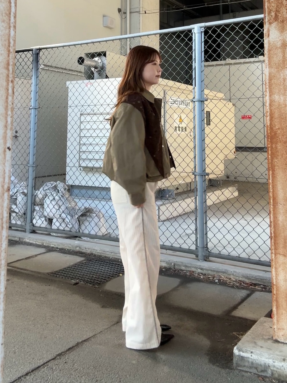 グリーン系のブルゾン、ホワイト系のその他パンツ、ブラウン系のバンダナ/スカーフを着用したレディースの冬コーディネートの2枚目の写真