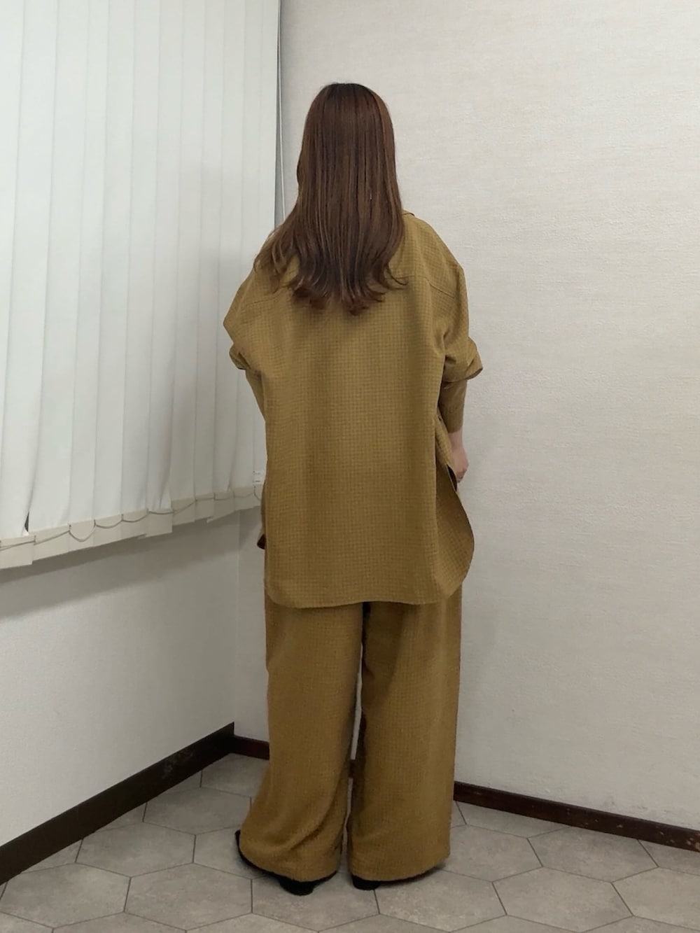 イエロー系のシャツ/ブラウス、イエロー系のその他パンツ、ブラック系のセットアップを着用したレディースの秋コーディネートの3枚目の写真