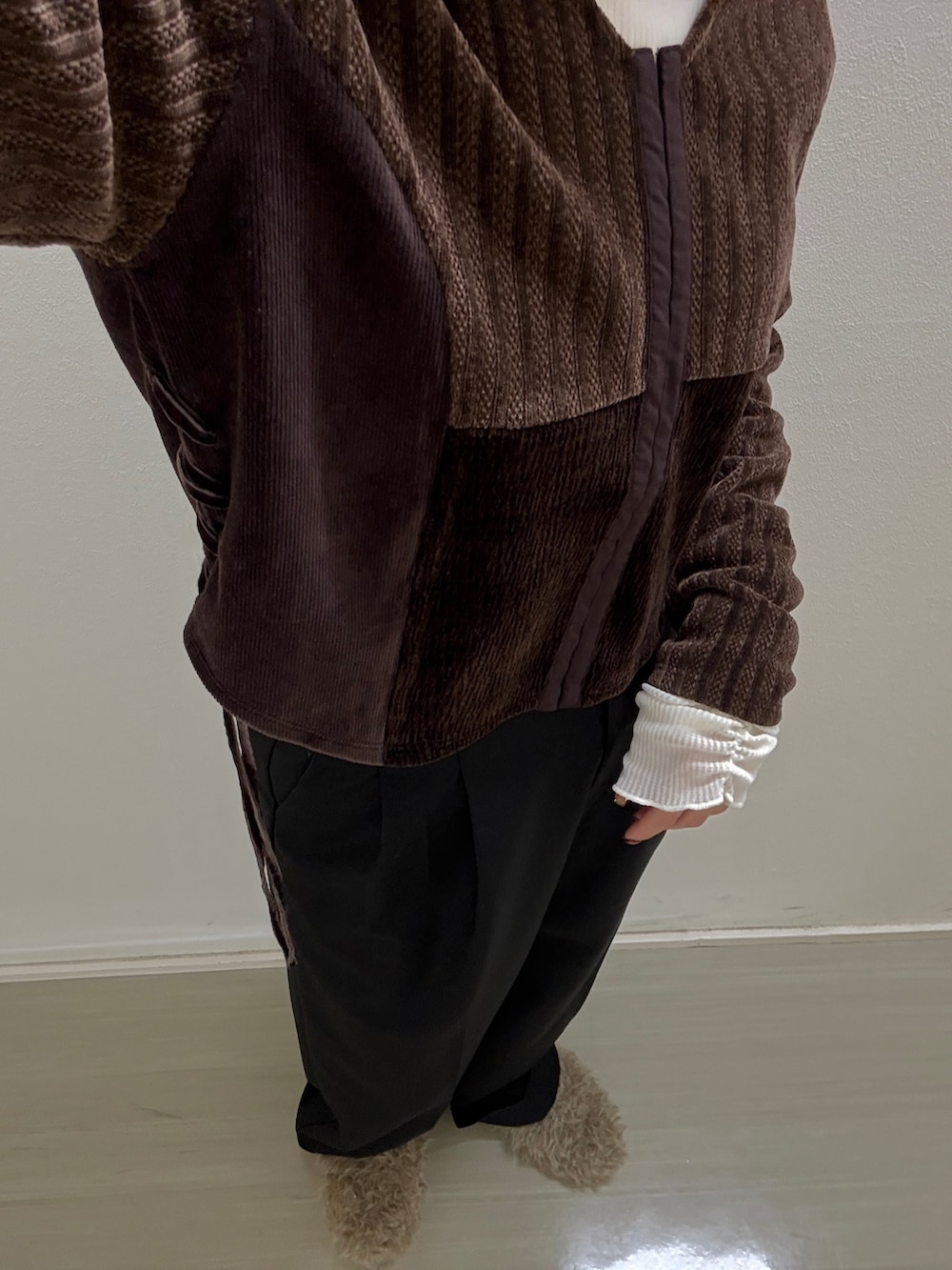 ホワイト系のTシャツ/カットソー、ブラウン系のカーディガン/ボレロ、ブラック系のその他パンツを着用したレディースの冬コーディネートの4枚目の写真