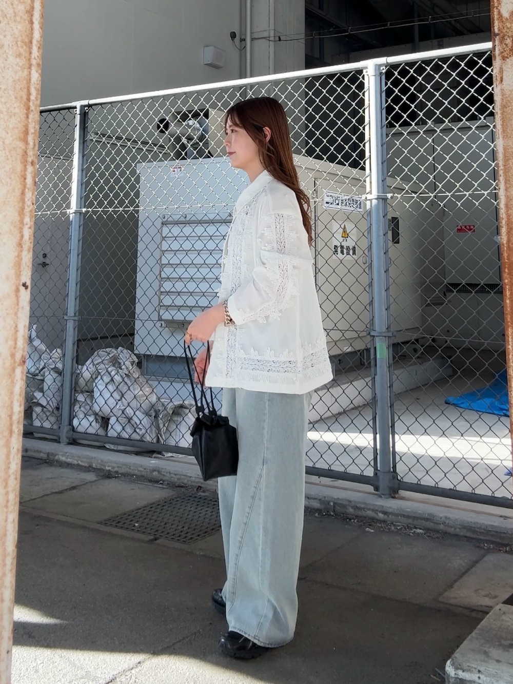 ホワイト系のシャツ/ブラウス、ブラック系のショルダーバッグ、レッド系のネックレスを着用したレディースの春コーディネートの2枚目の写真