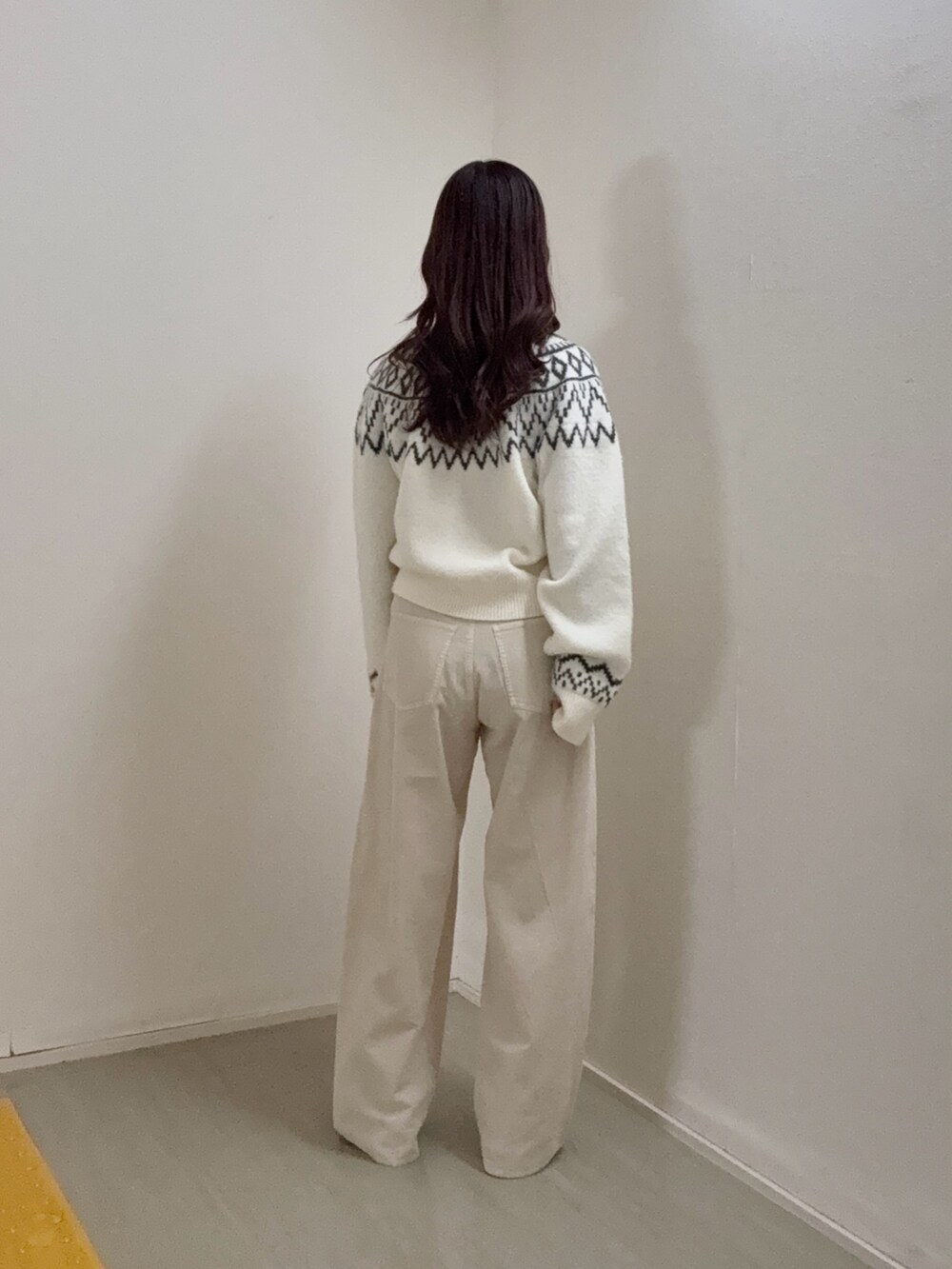 ホワイト系のニット/セーター、ホワイト系のその他パンツ、ブラウン系のブーツを着用したレディースの冬コーディネートの4枚目の写真