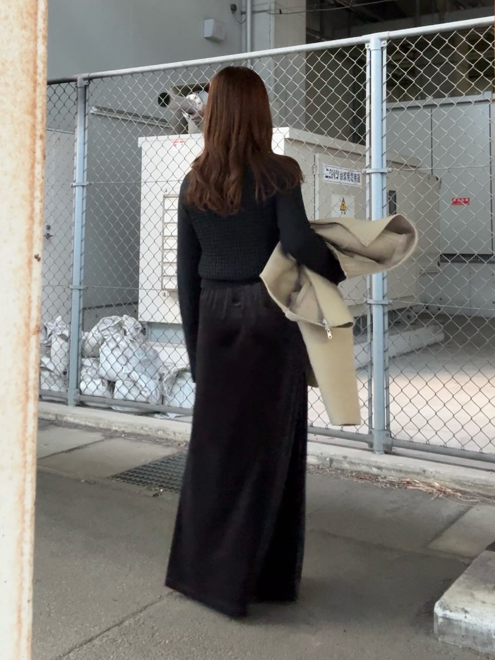 グレー系のニット/セーター、グレー系のスカート、ベージュ系のその他アウターを着用したレディースの冬コーディネートの4枚目の写真