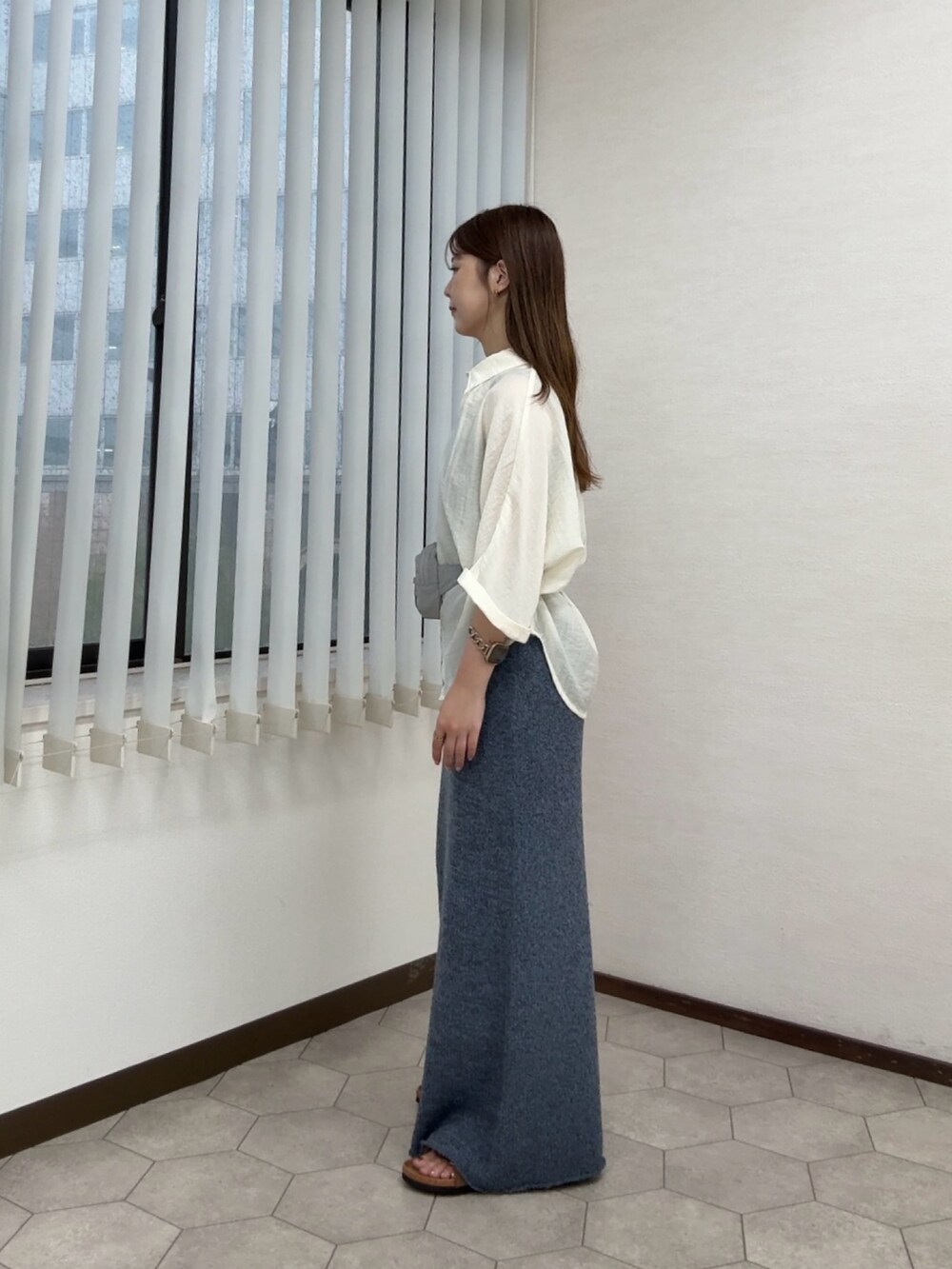 ホワイト系のシャツ/ブラウス、グレー系のボディバッグ/ウエストポーチ、ブルー系のスカートを着用したレディースの夏コーディネートの2枚目の写真
