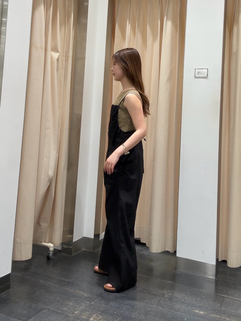 ブラウン系のタンクトップ、ブラック系のその他パンツ、ブラウン系のサンダルを着用したレディースの春コーディネートの2枚目の写真