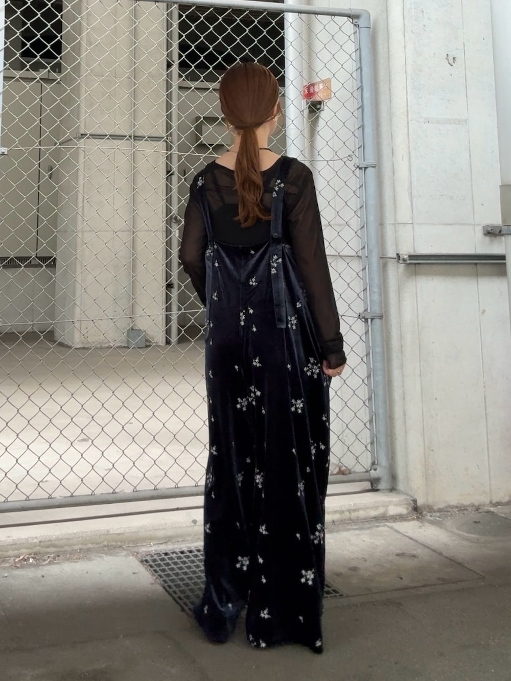 ブラック系のTシャツ/カットソー、ブルー系のその他パンツ、ブラック系のネックレスを着用したレディースの秋コーディネートの3枚目の写真