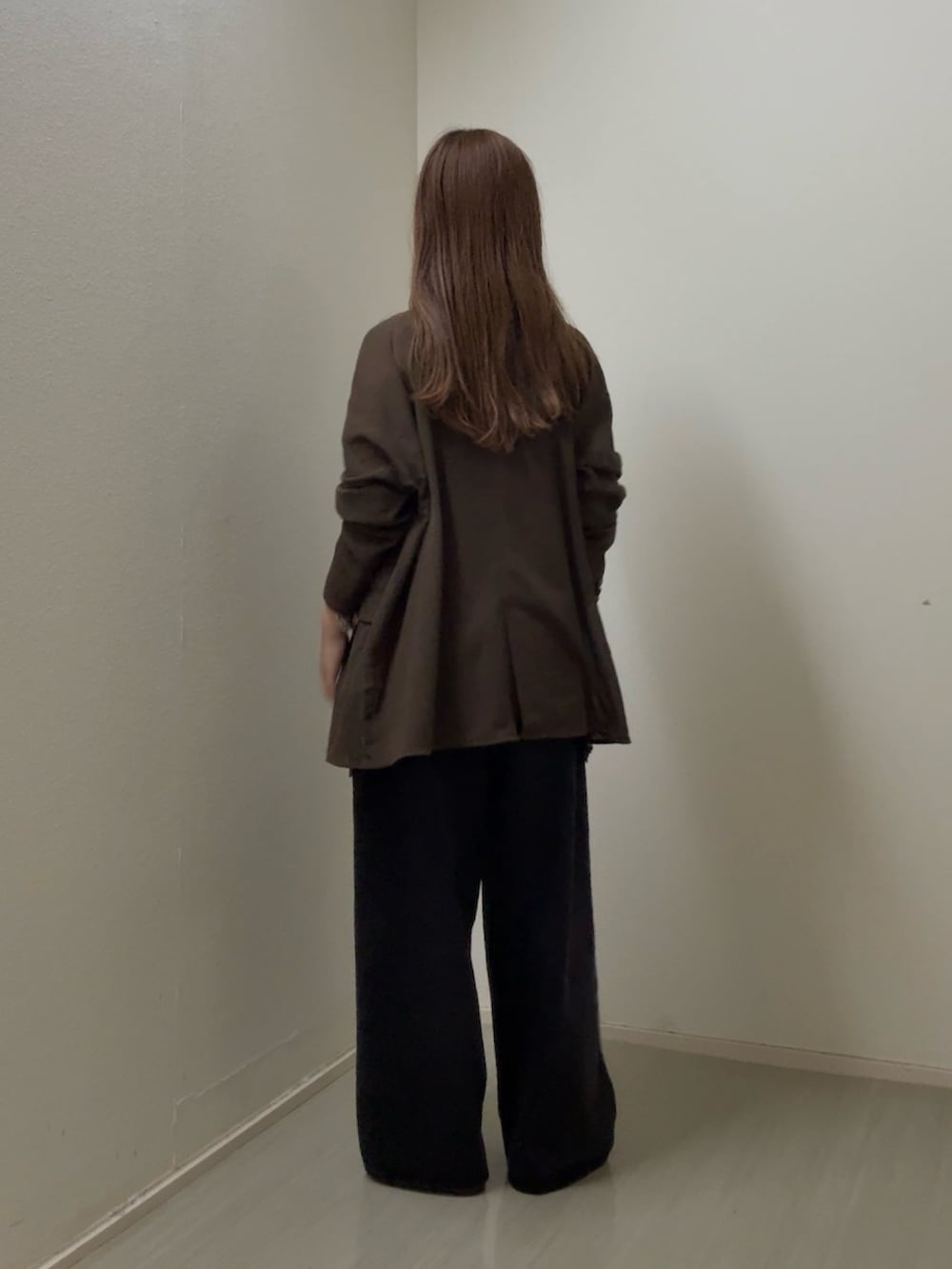 ブラウン系のその他アウター、ブラック系のキャミソール、ブラック系のデニムパンツを着用したレディースの秋コーディネートの3枚目の写真
