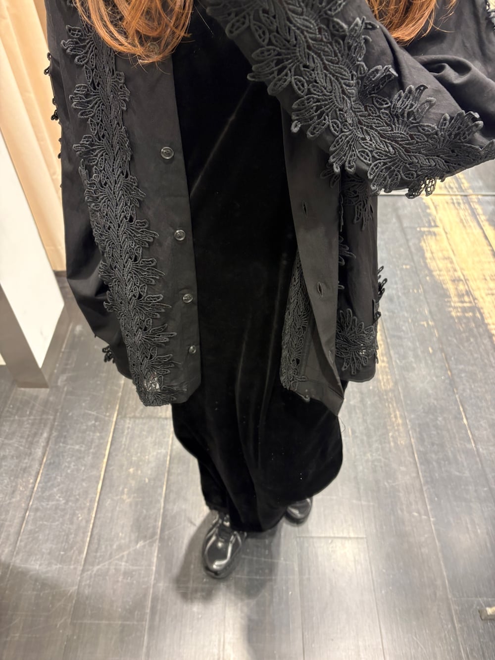 ブラック系のシャツ/ブラウス、ブラック系のワンピースを着用したレディースの冬コーディネートの2枚目の写真