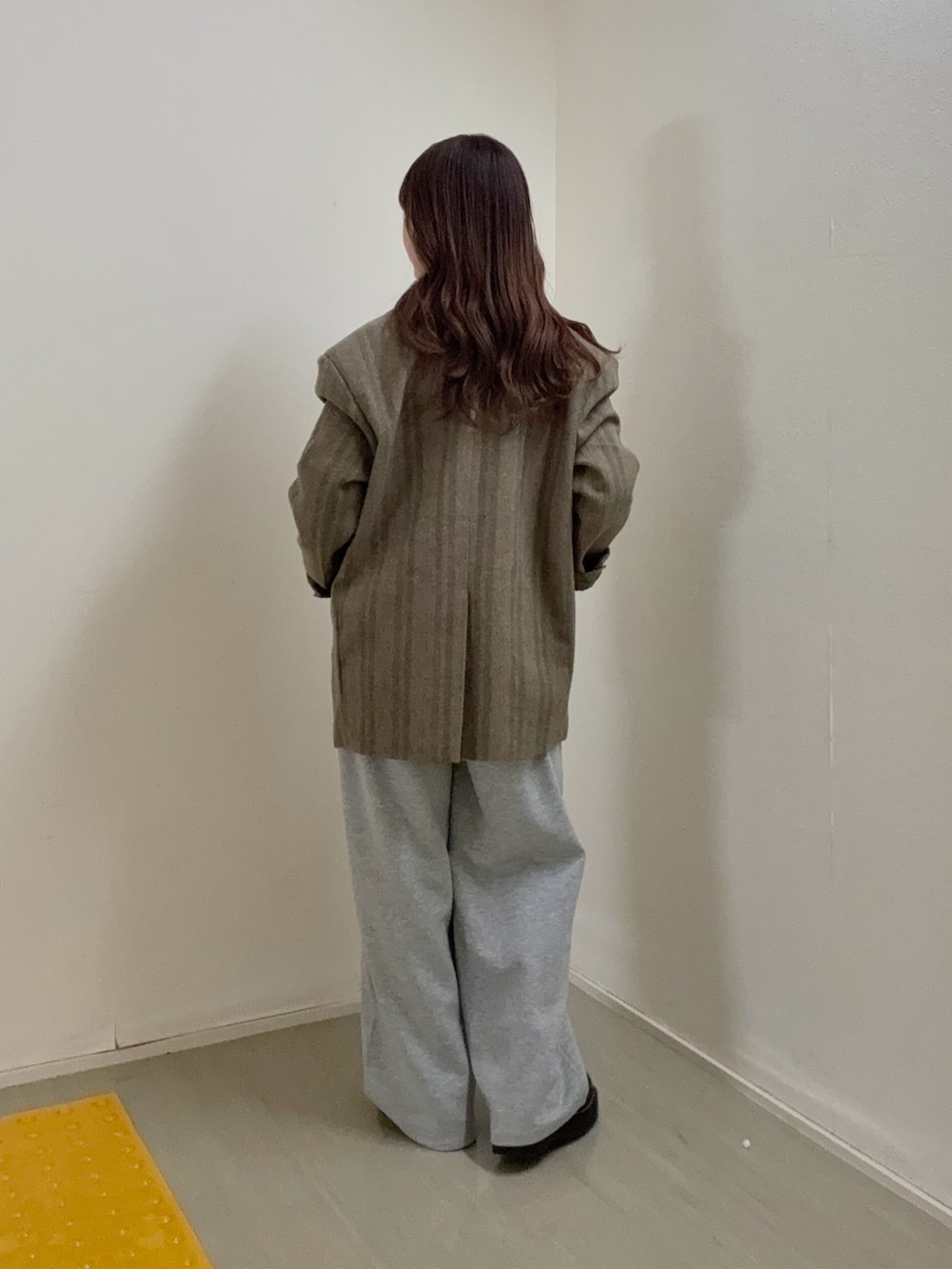 グリーン系のその他アウター、グレー系のニット/セーター、グレー系のその他パンツを着用したレディースの冬コーディネートの3枚目の写真