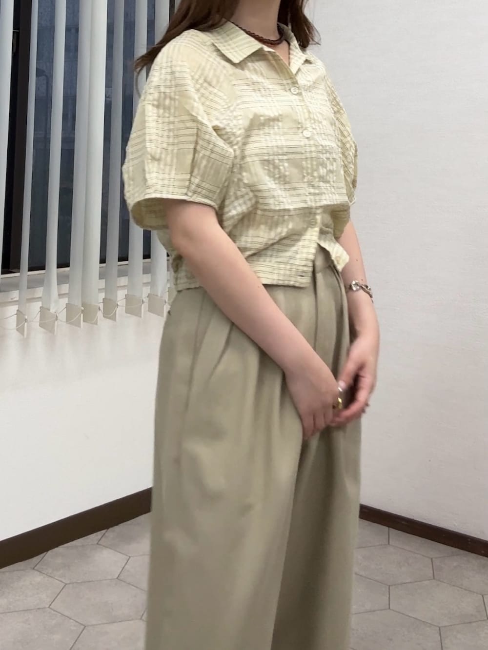 ベージュ系のその他パンツ、イエロー系のシャツ/ブラウス、レッド系のネックレスを着用したレディースの夏コーディネートの4枚目の写真