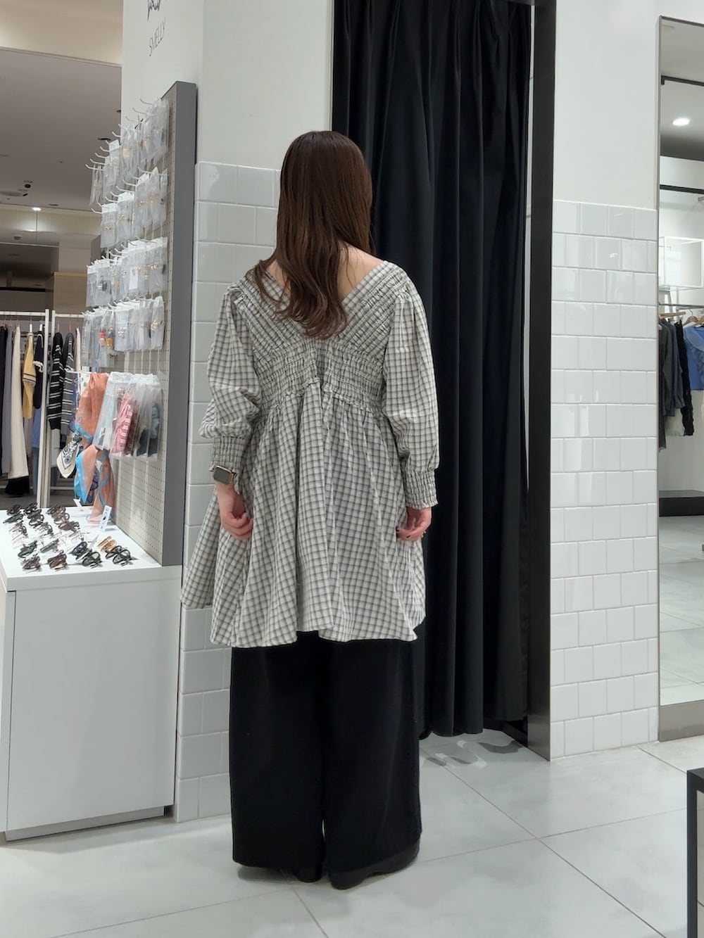 ベージュ系のワンピース、ブラック系のその他パンツ、ブラック系のその他シューズを着用したレディースの春コーディネートの3枚目の写真