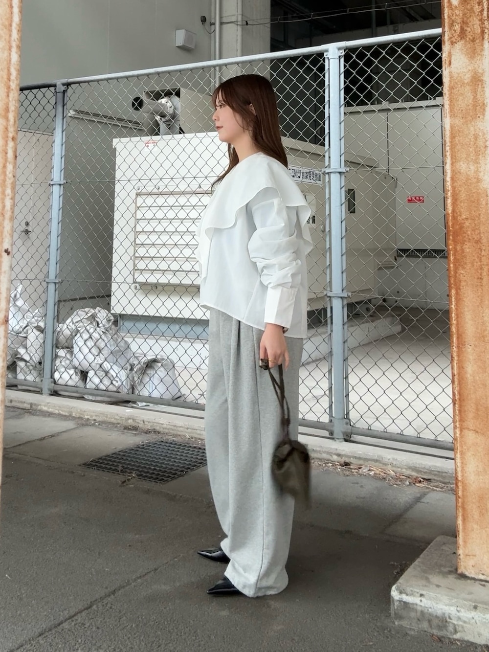 ブラック系のシャツ/ブラウス、グリーン系のショルダーバッグ、グレー系のその他パンツを着用したレディースの冬コーディネートの2枚目の写真