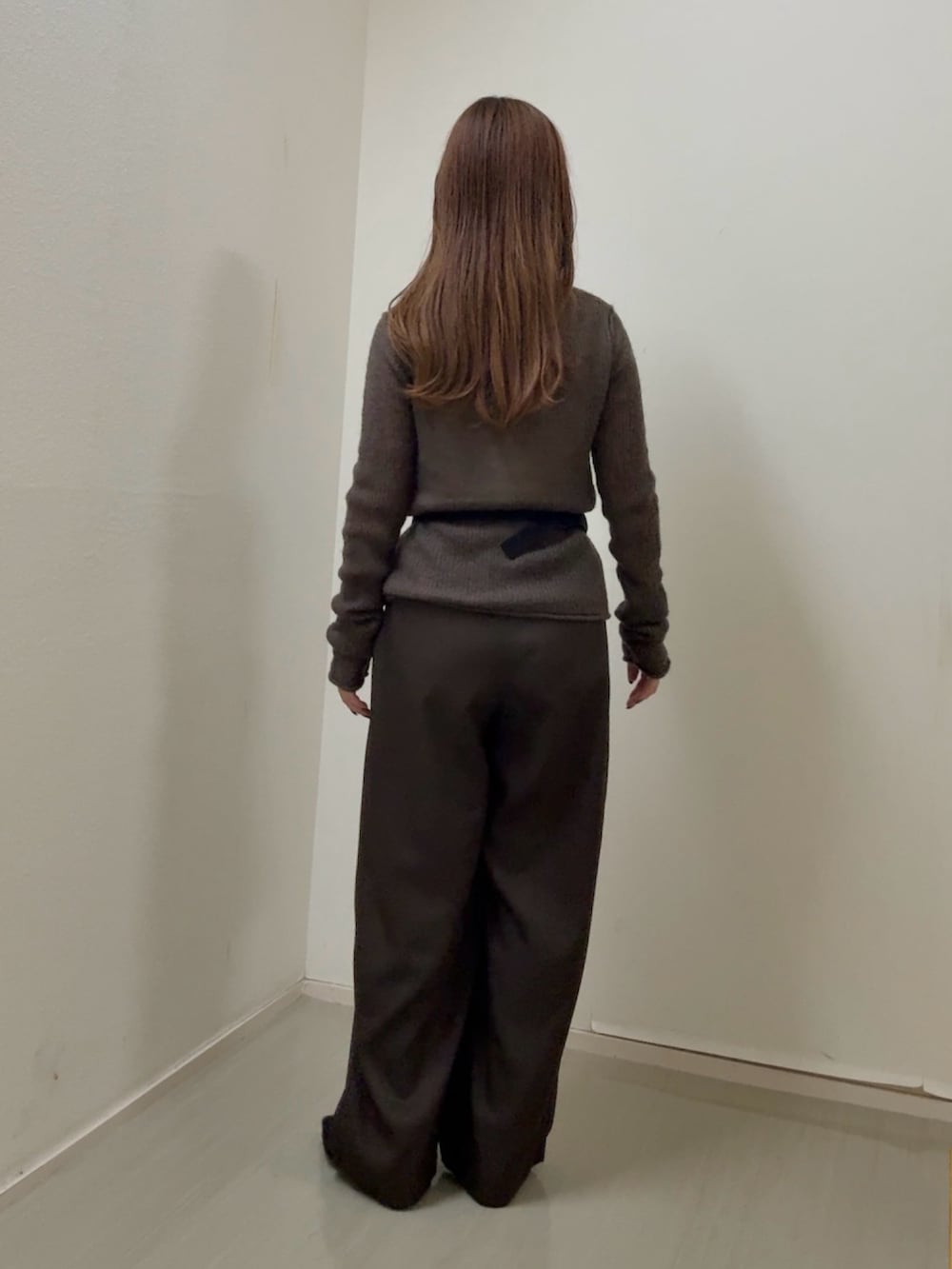 ブラウン系のニット/セーター、ブラック系のボディバッグ/ウエストポーチ、ブラウン系のその他パンツを着用したレディースの秋コーディネートの3枚目の写真