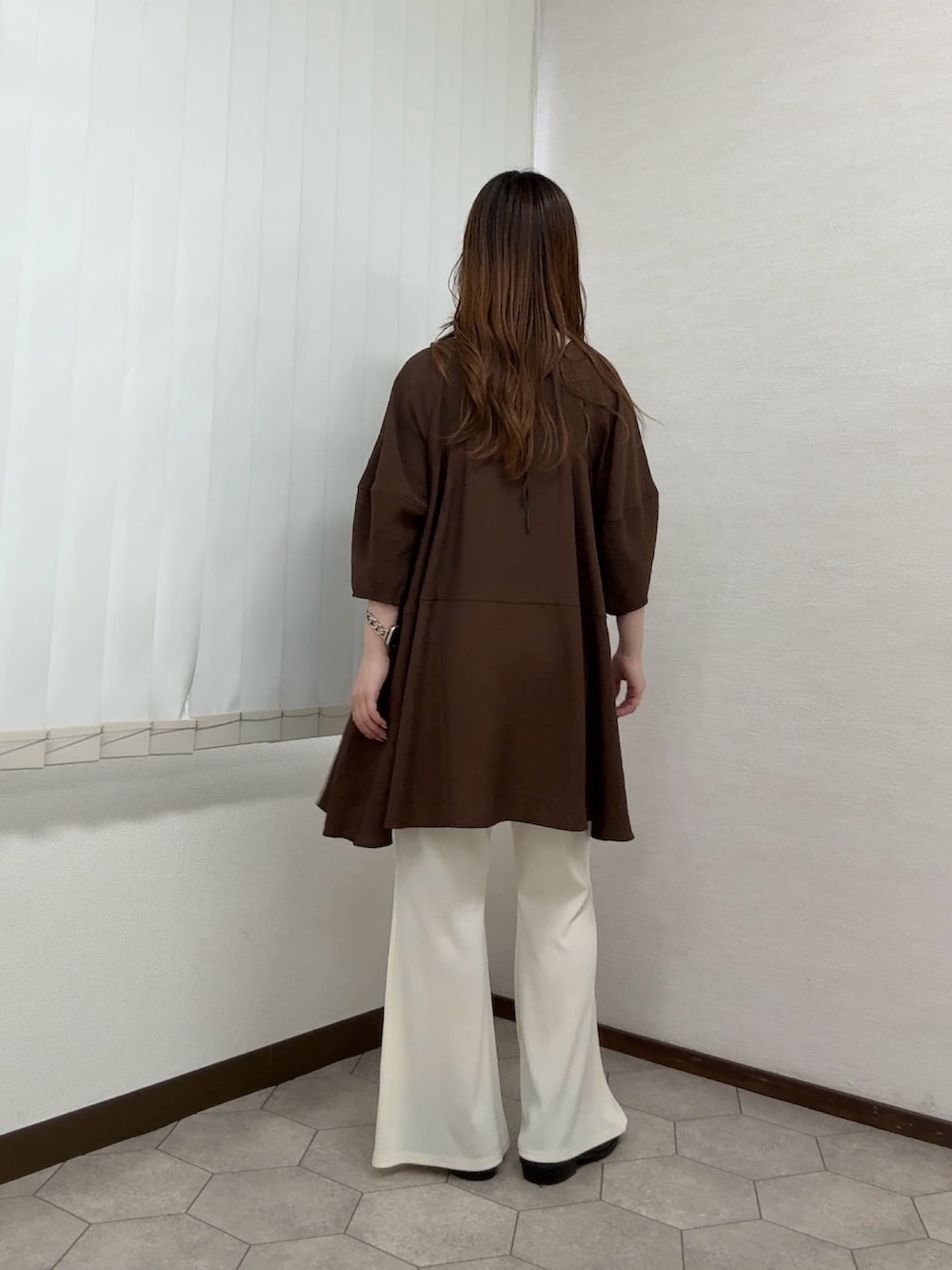 ブラウン系のワンピース、ホワイト系のその他パンツ、ブラウン系のローファーを着用したレディースの春コーディネートの3枚目の写真