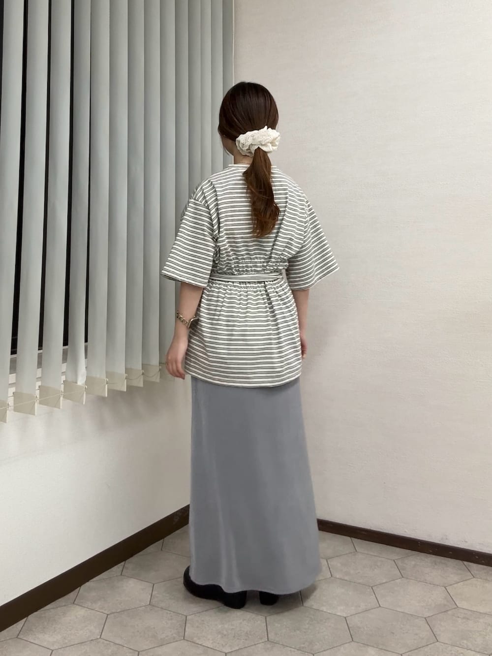 ホワイト系のTシャツ/カットソー、グレー系のスカート、ブラック系のその他シューズを着用したレディースの春コーディネートの3枚目の写真