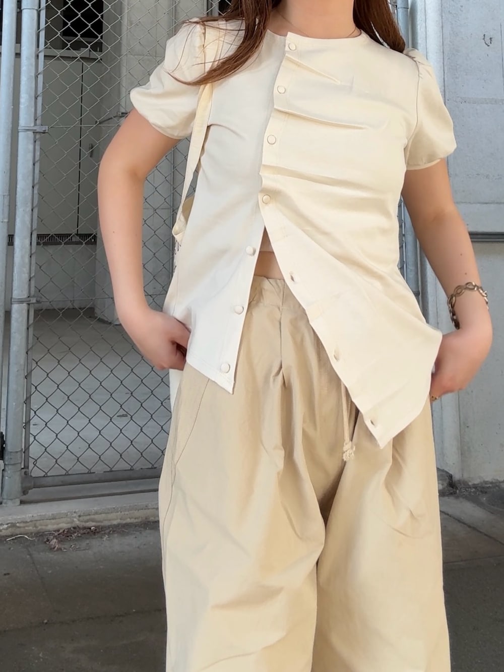 ホワイト系のTシャツ/カットソーを着用したレディースの春コーディネートの4枚目の写真