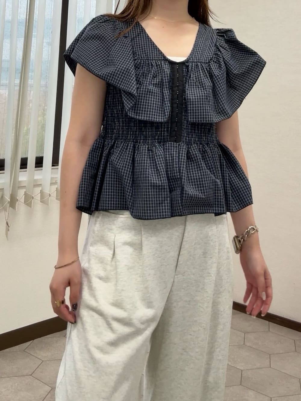 ブルー系のシャツ/ブラウス、ベージュ系のその他パンツ、ベージュ系のスニーカーを着用したレディースの夏コーディネートの4枚目の写真