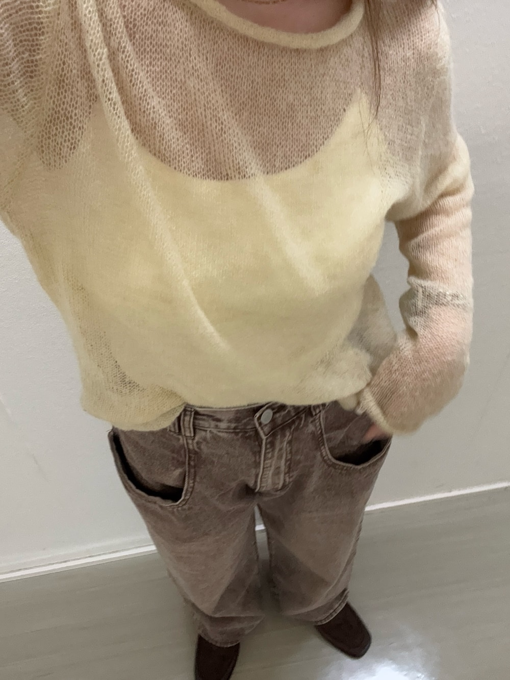 ブラウン系のデニムパンツ、ブラウン系のローファーを着用したレディースの冬コーディネートの4枚目の写真