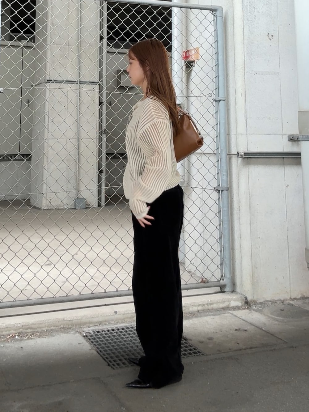 ホワイト系のニット/セーター、ブラック系のその他パンツ、イエロー系のショルダーバッグを着用したレディースの秋コーディネートの2枚目の写真