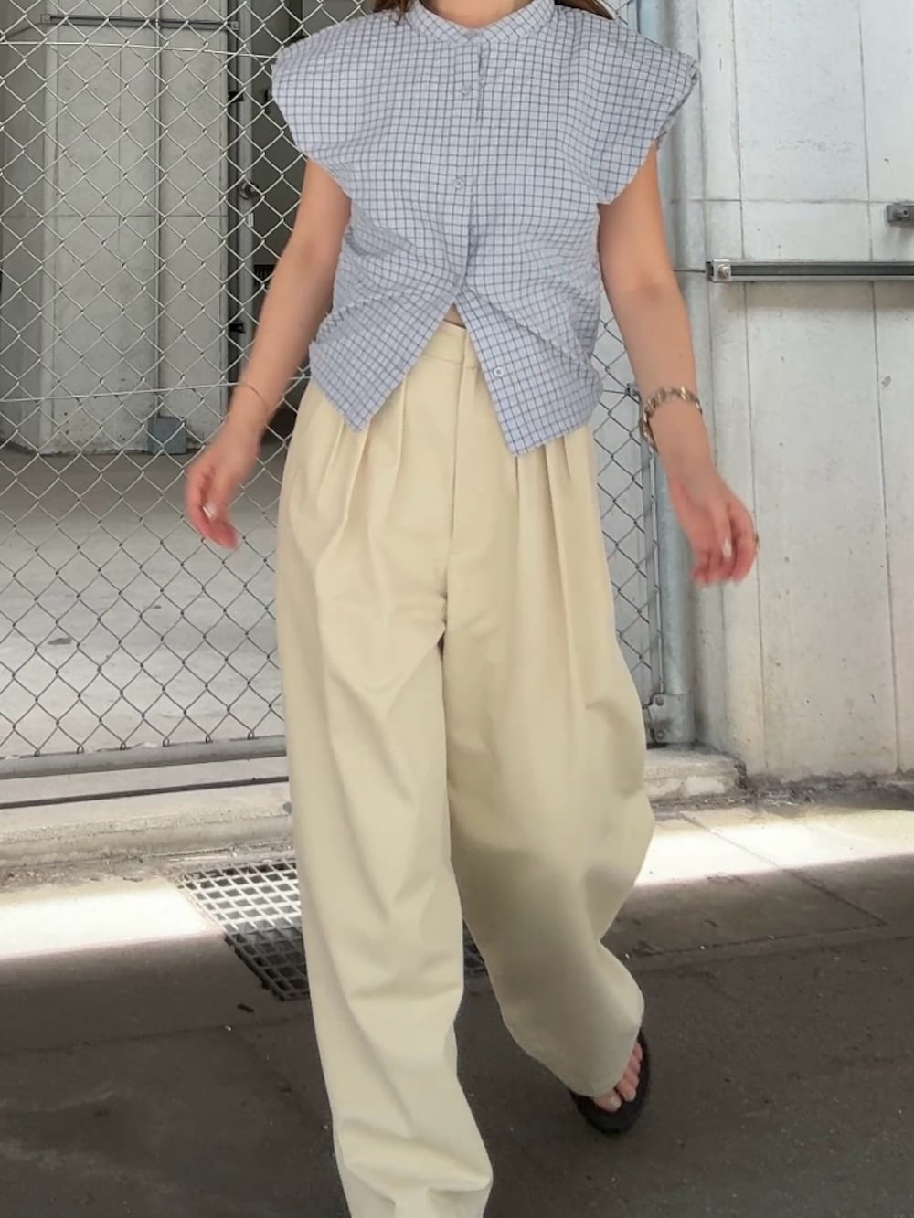 ブルー系のシャツ/ブラウス、ベージュ系のその他パンツ、ベージュ系のキャップを着用したレディースの夏コーディネートの4枚目の写真