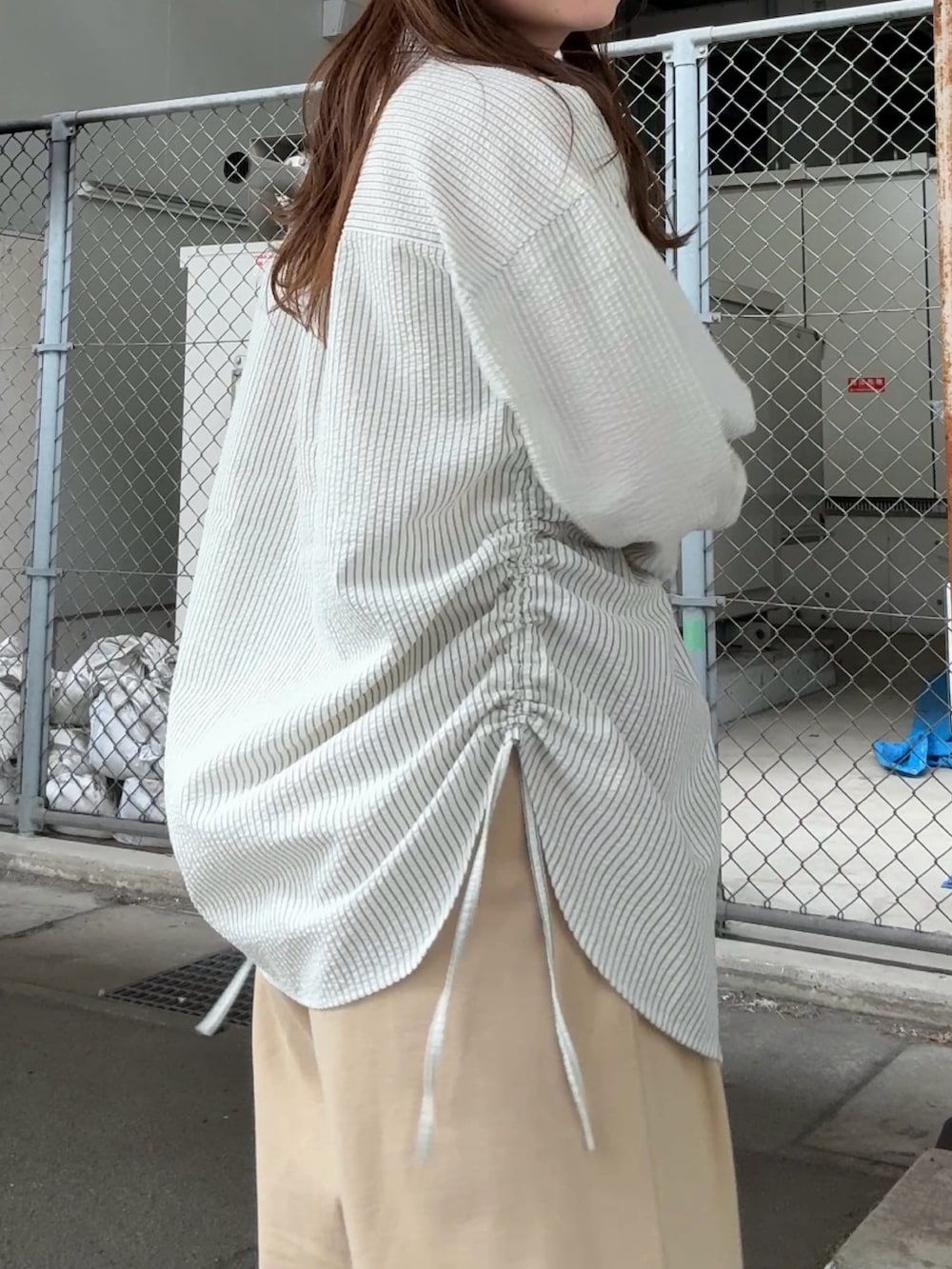 ホワイト系のシャツ/ブラウス、ベージュ系のその他パンツ、ブラック系のネックレスを着用したレディースの春コーディネートの4枚目の写真