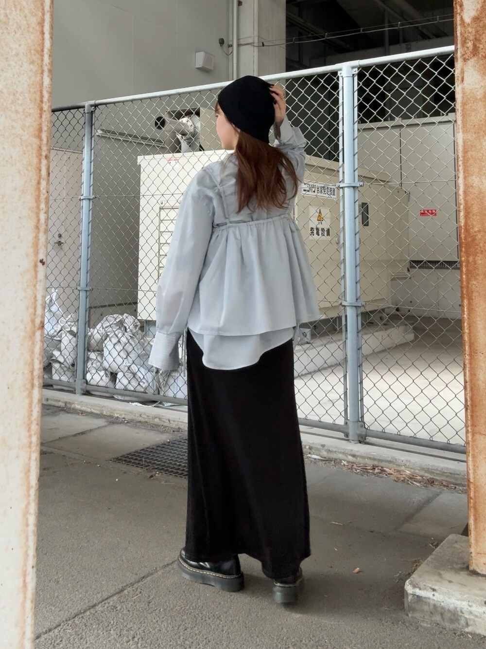 ブラック系のスカート、グレー系のシャツ/ブラウス、ブラック系のニットキャップ/ビーニーを着用したレディースの冬コーディネートの3枚目の写真