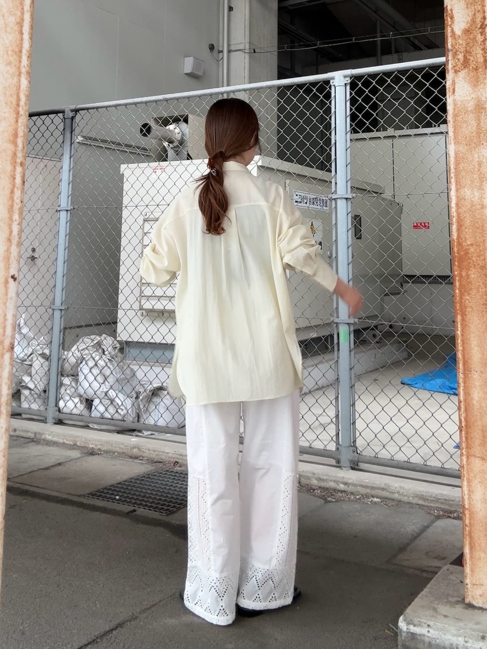 ホワイト系のシャツ/ブラウス、ホワイト系のその他パンツ、ブラウン系のバレッタ/ヘアクリップを着用したレディースの春コーディネートの3枚目の写真