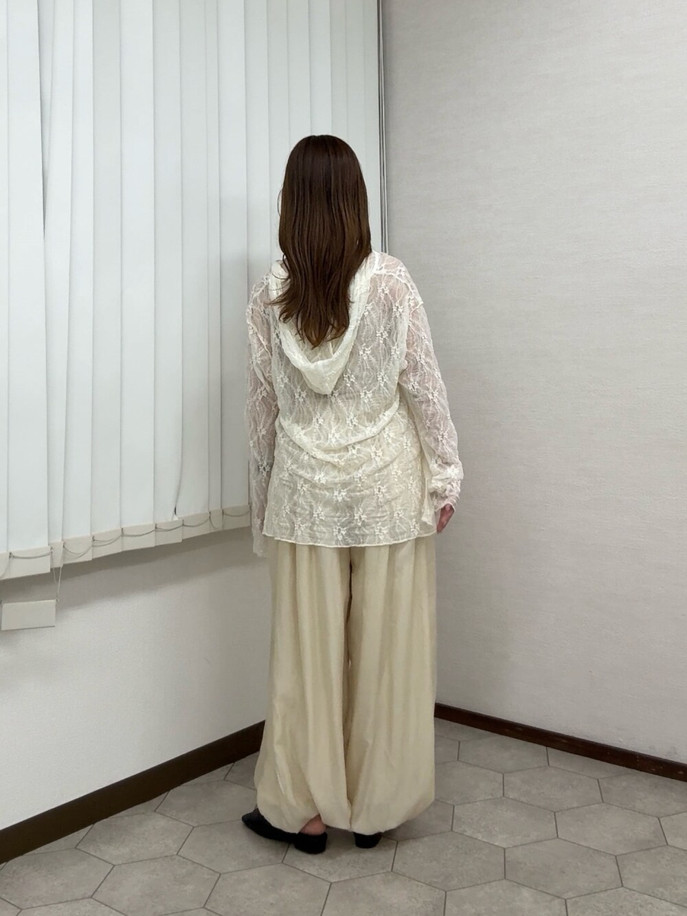 ホワイト系のTシャツ/カットソー、ホワイト系のその他パンツ、ブラック系のサンダルを着用したレディースの夏コーディネートの3枚目の写真