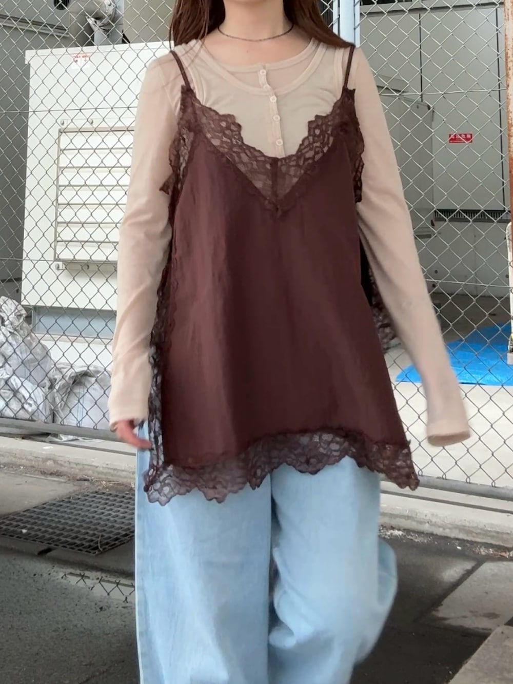 ブラウン系のキャミソール、ベージュ系のTシャツ/カットソー、ブルー系のデニムパンツを着用したレディースの春コーディネートの4枚目の写真