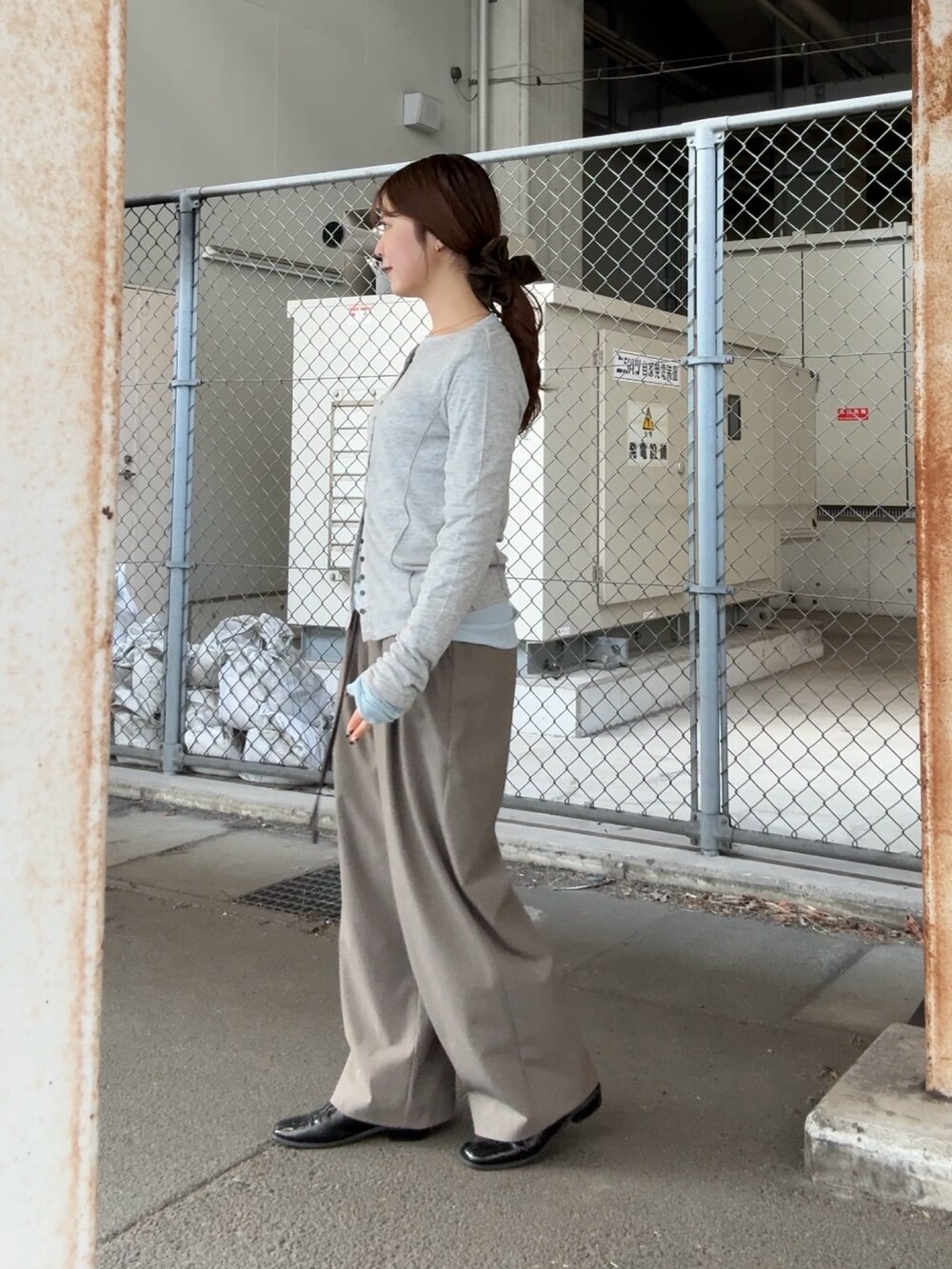 グレー系のTシャツ/カットソー、グレー系のその他パンツ、ブラック系のその他シューズを着用したレディースの冬コーディネートの3枚目の写真
