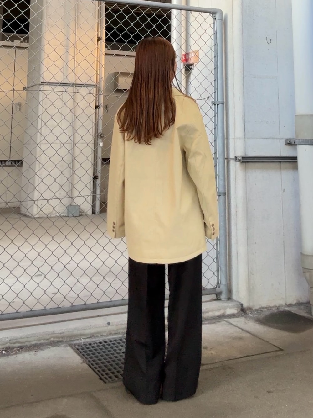 ホワイト系のキャミソール、ブラック系のその他パンツ、イエロー系のその他アウターを着用したレディースの秋コーディネートの3枚目の写真