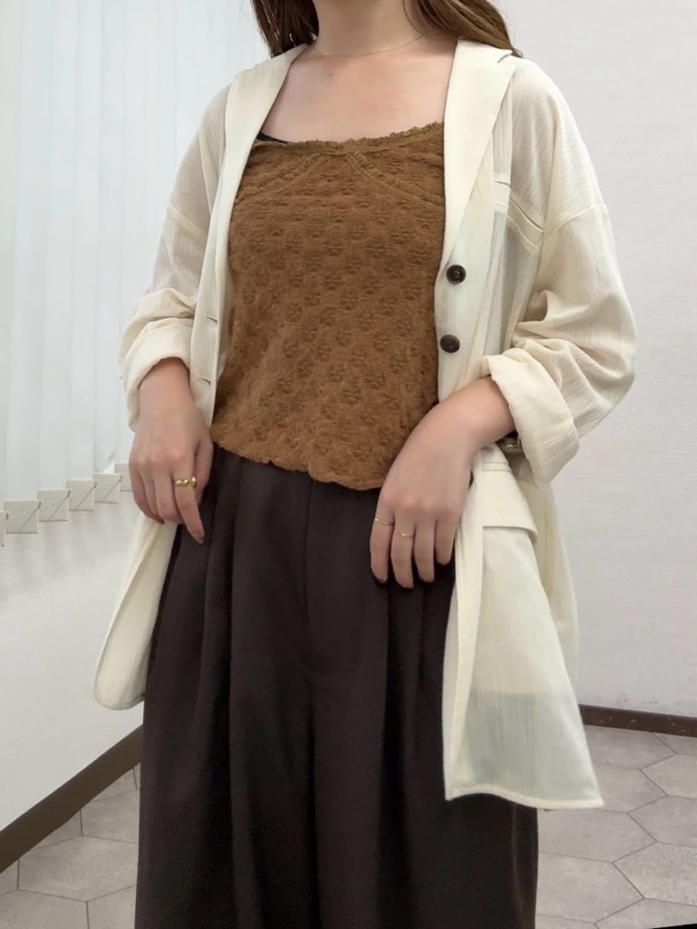 ホワイト系のその他アウター、ブラウン系のキャミソール、ブラウン系のその他パンツを着用したレディースの秋コーディネートの4枚目の写真
