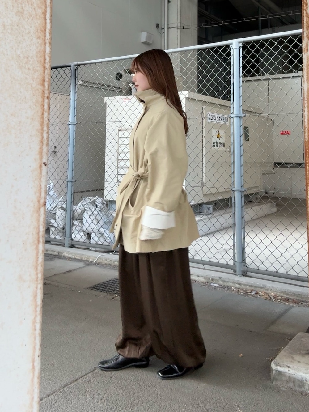 ベージュ系のその他アウター、ホワイト系のニット/セーター、グリーン系のその他パンツを着用したレディースの冬コーディネートの3枚目の写真