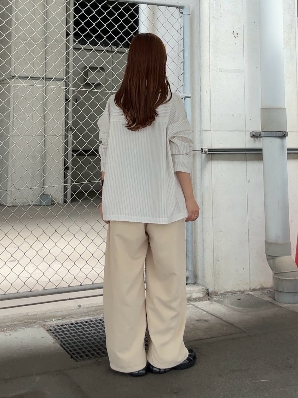 ホワイト系のシャツ/ブラウス、ブラック系のボディバッグ/ウエストポーチ、ベージュ系のその他パンツを着用したレディースの秋コーディネートの3枚目の写真