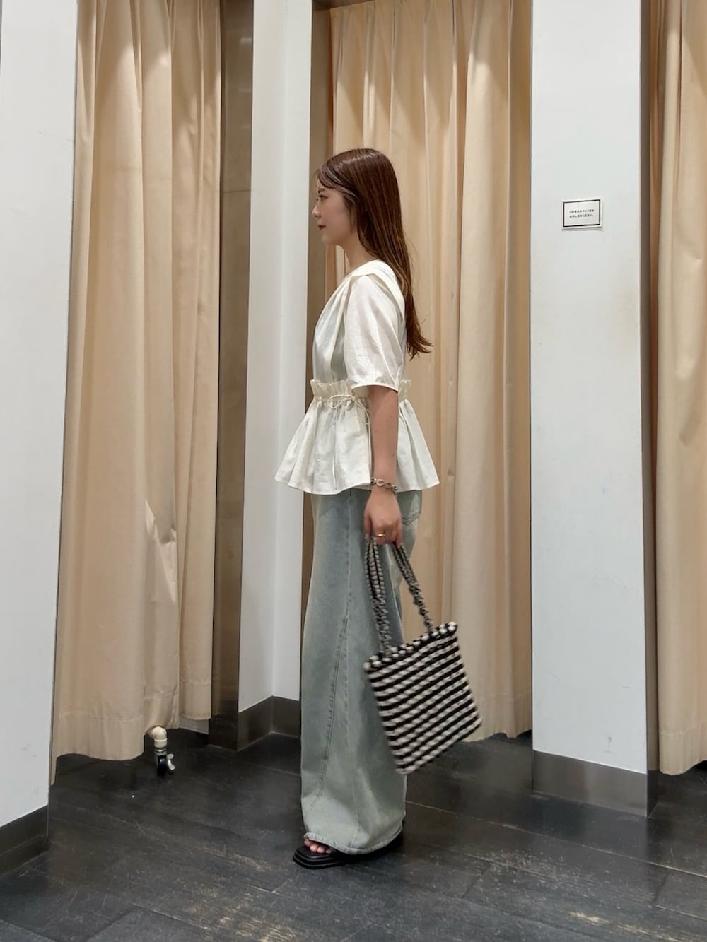 ホワイト系のシャツ/ブラウス、ブルー系のデニムパンツ、ブラック系のサンダルを着用したレディースの夏コーディネートの2枚目の写真